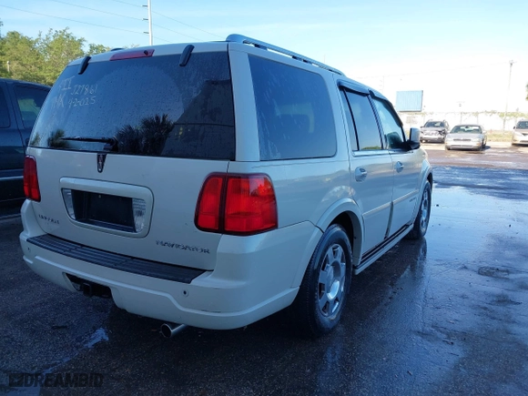2006 Lincoln Navigator Luxury with VIN 5LMFU27506LJ27861, listed as a IAAI auction lot 41957628 with 197,718 mi miles. Bid and sale history available at carsss.com. Image 4.