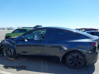 2024 Tesla Model Y Long Range z VIN 7SAYGDEE0RF128802, wystawiony jako IAAI lot #42128685 z przebiegiem 15 713 mil mil oraz . Historia ofert i sprzedaży dostępna na DreamBid. Obrazek 6.