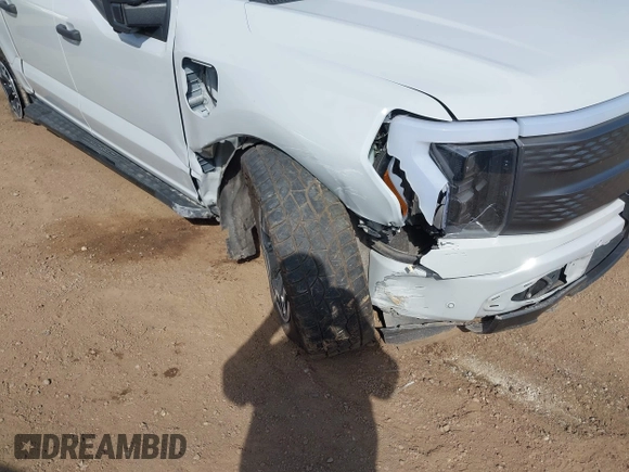 2023 Ford F-150 Lightning Pro z VIN 1FTVW1EL6PWG01336, wystawiony jako IAAI lot #41692903 z przebiegiem 39 085 mil mil oraz . Historia ofert i sprzedaży dostępna na DreamBid. Obrazek 6.