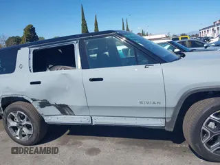 2025 Rivian R1S Adventure z VIN 7PDSGBBA1SN060468, wystawiony jako IAAI lot #41711770 z przebiegiem 2865 mil mil oraz . Historia ofert i sprzedaży dostępna na DreamBid. Obrazek 14.