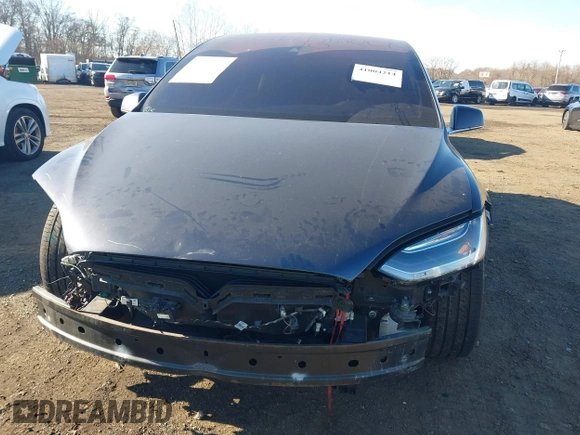 2016 Tesla Model X 70D z VIN 5YJXCAE28GF004461, wystawiony jako IAAI lot #41004214 z przebiegiem 158 962 mil mil oraz . Historia ofert i sprzedaży dostępna na DreamBid. Obrazek 6.