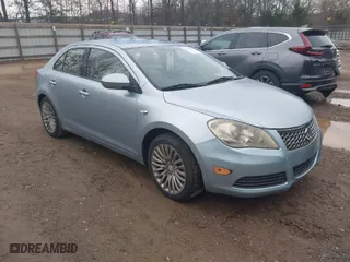 2011 Suzuki Kizashi SE with VIN JS2RE9A39B6110962, listed as a IAAI auction lot 41735978 with 138,002 mi miles. Bid and sale history available at carsss.com. Image 1.