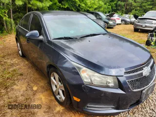 2014 Chevrolet Cruze 2LT z VIN 1G1PE5SB4E7385369, wystawiony jako Copart lot #61275315 z przebiegiem 147 444 mil mil oraz Czysty tytuł • Clean title. Historia ofert i sprzedaży dostępna na DreamBid. Obrazek 1.