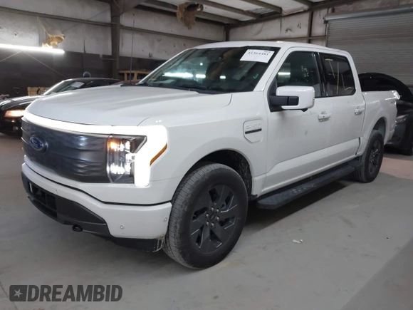 2023 Ford F-150 Lightning Pro z VIN 1FT6W1EV5PWG51022, wystawiony jako IAAI lot #41364481 z przebiegiem 10 989 mil mil oraz . Historia ofert i sprzedaży dostępna na DreamBid. Obrazek 14.