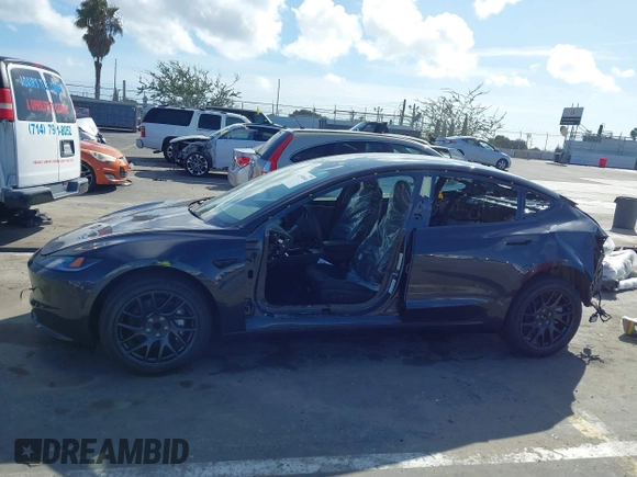 2024 Tesla Model 3 z VIN 5YJ3E1EA2RF867095, wystawiony jako IAAI lot #41550546 z przebiegiem 3 mil mil oraz . Historia ofert i sprzedaży dostępna na DreamBid. Obrazek 14.