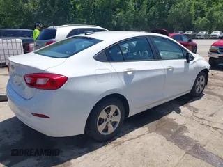 2017 Chevrolet Cruze LS z VIN 1G1BC5SM6H7257771, wystawiony jako IAAI lot #42211908 z przebiegiem 90 005 mil mil oraz . Historia ofert i sprzedaży dostępna na DreamBid. Obrazek 4.