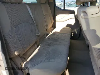 2008 Nissan Frontier SE z VIN 1N6AD07UX8C437464, wystawiony jako Copart lot #49346195 z przebiegiem 301 208 mil mil oraz Szkoda całkowita • Salvage title. Historia ofert i sprzedaży dostępna na DreamBid. Obrazek 10.
