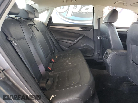 2014 Volkswagen Passat SE z VIN 1VWBT7A32EC090871, wystawiony jako Copart lot #57350735 z przebiegiem 106 002 mil mil oraz Czysty tytuł • Clean title. Historia ofert i sprzedaży dostępna na DreamBid. Obrazek 10.