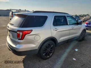 2017 Ford Explorer XLT z VIN 1FM5K7D81HGA03724, wystawiony jako Copart lot #65273065 z przebiegiem 129 554 mil mil oraz Czysty tytuł • Clean title. Historia ofert i sprzedaży dostępna na DreamBid. Obrazek 3.