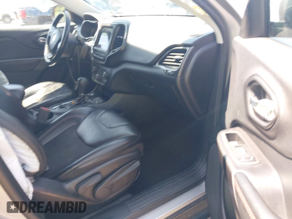 2020 Jeep Cherokee Trailhawk z VIN 1C4PJMBX1LD590087, wystawiony jako IAAI lot #42027620 z przebiegiem 91 033 mil mil oraz . Historia ofert i sprzedaży dostępna na DreamBid. Obrazek 5.