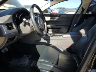 2017 Jaguar XF 35t Premium z VIN SAJBD4BV1HCY38563, wystawiony jako Copart lot #85633734 z przebiegiem 83 585 mil mil oraz Szkoda całkowita • Salvage title. Historia ofert i sprzedaży dostępna na DreamBid. Obrazek 7.