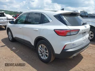 2022 Ford Escape SE z VIN 1FMCU0G66NUB82519, wystawiony jako IAAI lot #42444455 z przebiegiem 102 980 mil mil oraz . Historia ofert i sprzedaży dostępna na DreamBid. Obrazek 3.