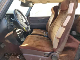 1983 Saab 900 z VIN YS3AS33S4D2012751, wystawiony jako Copart lot #78458984 z przebiegiem 219 035 mil mil oraz Czysty tytuł • Clean title. Historia ofert i sprzedaży dostępna na DreamBid. Obrazek 7.