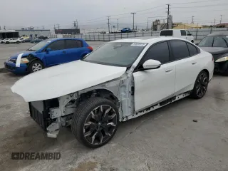 2024 BMW i5 eDrive40 z VIN WBY33FK08RCR50251, wystawiony jako Copart lot #54928915 z przebiegiem 10 825 mil mil oraz Szkoda całkowita • Salvage title. Historia ofert i sprzedaży dostępna na DreamBid. Obrazek 1.
