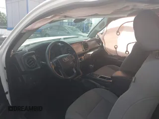 2022 Toyota Tacoma SR z VIN 3TYRX5GN5NT055800, wystawiony jako IAAI lot #42109011 z przebiegiem 30 236 mil mil oraz . Historia ofert i sprzedaży dostępna na DreamBid. Obrazek 5.