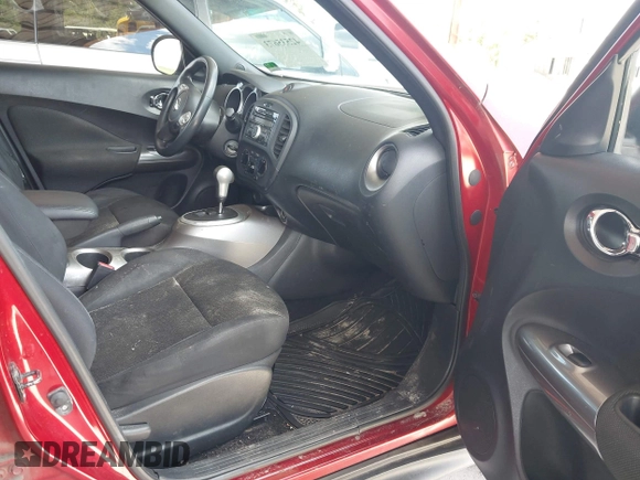 2013 Nissan Juke SL z VIN JN8AF5MV8DT221618, wystawiony jako IAAI lot #42535673 z przebiegiem 133 490 mil mil oraz . Historia ofert i sprzedaży dostępna na DreamBid. Obrazek 5.