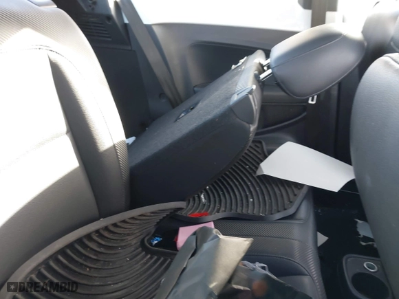 2019 Volkswagen Beetle SE with VIN 3VWJD7AT6KM713525, listed as a IAAI auction lot 41508195 with 73,360 mi miles. Bid and sale history available at carsss.com. Image 8.