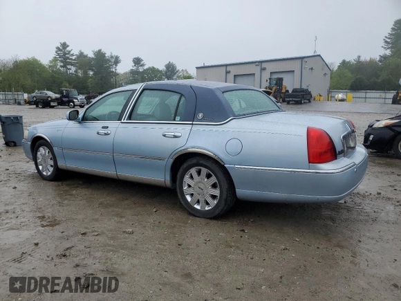 2005 Lincoln Town Car Signature Limited z VIN 1LNHM82W85Y648360, wystawiony jako Copart lot #55492705 z przebiegiem 76 110 mil mil oraz Tytuł czysty. Historia ofert i sprzedaży dostępna na DreamBid. Obrazek 2.