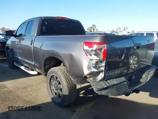 2011 Toyota Tundra z VIN 5TFRM5F15BX028699, wystawiony jako IAAI lot #41921139 z przebiegiem 147 811 mil mil oraz . Historia ofert i sprzedaży dostępna na DreamBid. Obrazek 3.