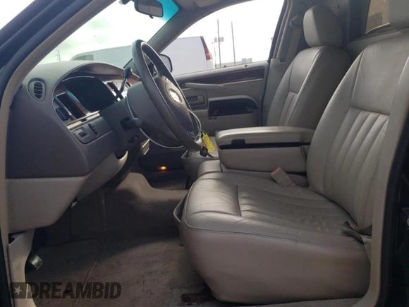 2003 Lincoln Town Car Executive z VIN 1L1FM81W23Y631965, wystawiony jako Copart lot #44536145 z przebiegiem 43 743 mil mil oraz Czysty tytuł • Clean title. Historia ofert i sprzedaży dostępna na DreamBid. Obrazek 7.