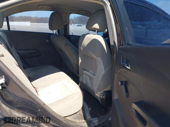 2013 Chevrolet Sonic LS z VIN 1G1JA5SH9D4165120, wystawiony jako IAAI lot #41815014 z przebiegiem 130 250 mil mil oraz . Historia ofert i sprzedaży dostępna na DreamBid. Obrazek 8.