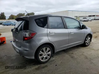 2009 Honda Fit Sport z VIN JHMGE884X9C002533, wystawiony jako Copart lot #62222155 z przebiegiem 133 148 mil mil oraz Czysty tytuł • Clean title. Historia ofert i sprzedaży dostępna na DreamBid. Obrazek 3.