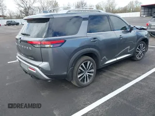 2024 Nissan Pathfinder Platinum z VIN 5N1DR3DH5RC249989, wystawiony jako IAAI lot #41875666 z przebiegiem 4 218 mil mil oraz . Historia ofert i sprzedaży dostępna na DreamBid. Obrazek 4.