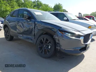 2025 Mazda CX-30 S Carbon Edition z VIN 3MVDMBCM0SM814065, wystawiony jako IAAI lot #42281907 z przebiegiem 2 966 mil mil oraz . Historia ofert i sprzedaży dostępna na DreamBid. Obrazek 1.