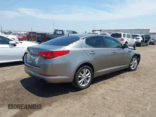 2013 Kia Optima EX z VIN 5XXGN4A7XDG258162, wystawiony jako IAAI lot #42228606 z przebiegiem 129 296 mil mil oraz . Historia ofert i sprzedaży dostępna na DreamBid. Obrazek 4.