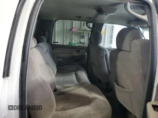 2001 Chevrolet Suburban LS z VIN 3GNEC16T41G127147, wystawiony jako Copart lot #56017935 z przebiegiem Nie podano mil oraz Szkoda całkowita • Salvage title. Historia ofert i sprzedaży dostępna na DreamBid. Obrazek 11.
