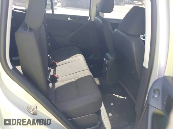 2013 Volkswagen Tiguan SE z VIN WVGBV7AX3DW502501, wystawiony jako IAAI lot #42827693 z przebiegiem 107 413 mil mil oraz . Historia ofert i sprzedaży dostępna na DreamBid. Obrazek 8.