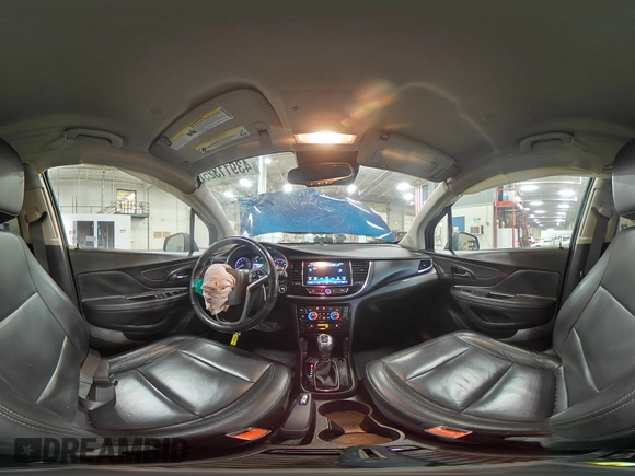 2020 Buick Encore Essence z VIN KL4CJGSB9LB033504, wystawiony jako Copart lot #43911325 z przebiegiem 62 471 mil mil oraz Szkody całkowita. Historia ofert i sprzedaży dostępna na DreamBid. Obrazek 13.