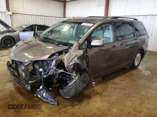 2014 Toyota Sienna XLE z VIN 5TDYK3DC6ES499863, wystawiony jako Copart lot #59690575 z przebiegiem Nie podano mil oraz Szkoda całkowita • Salvage title. Historia ofert i sprzedaży dostępna na DreamBid. Obrazek 1.