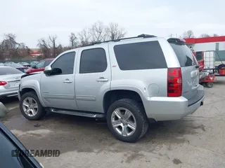2013 Chevrolet Tahoe LT z VIN 1GNSKBE08DR166024, wystawiony jako IAAI lot #41768851 z przebiegiem 198 302 mil mil oraz . Historia ofert i sprzedaży dostępna na DreamBid. Obrazek 15.