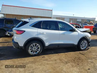 2022 Ford Escape SE z VIN 1FMCU0G64NUB64536, wystawiony jako IAAI lot #41834238 z przebiegiem 31 686 mil mil oraz . Historia ofert i sprzedaży dostępna na DreamBid. Obrazek 14.