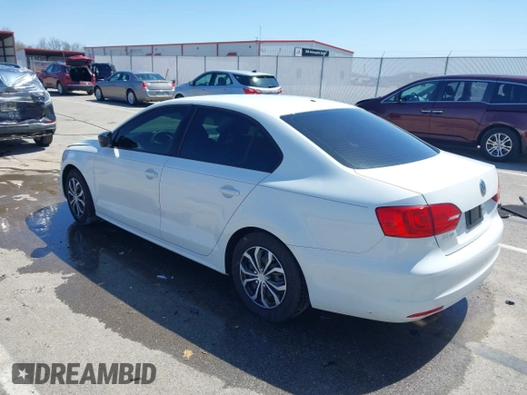 2014 Volkswagen Jetta S z VIN 3VW2K7AJ4EM415553, wystawiony jako IAAI lot #41971067 z przebiegiem 143 235 mil mil oraz . Historia ofert i sprzedaży dostępna na DreamBid. Obrazek 3.