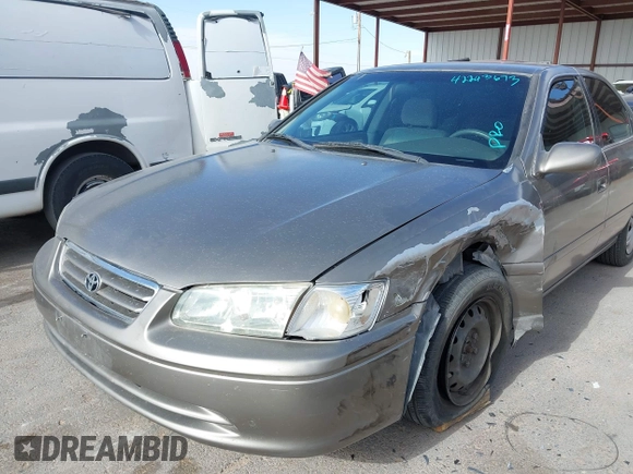 2001 Toyota Camry CE z VIN 4T1BG22K31U069513, wystawiony jako IAAI lot #42243673 z przebiegiem 137 241 mil mil oraz . Historia ofert i sprzedaży dostępna na DreamBid. Obrazek 6.