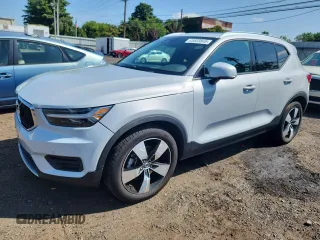 2020 Volvo XC40 Momentum z VIN YV4162UK1L2266773, wystawiony jako Copart lot #65603845 z przebiegiem 42 838 mil mil oraz Szkoda całkowita • Salvage title. Historia ofert i sprzedaży dostępna na DreamBid. Obrazek 1.