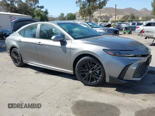 2025 Toyota Camry LE z VIN 4T1DAACKXSU599112, wystawiony jako IAAI lot #42260928 z przebiegiem 1 618 mil mil oraz . Historia ofert i sprzedaży dostępna na DreamBid. Obrazek 1.