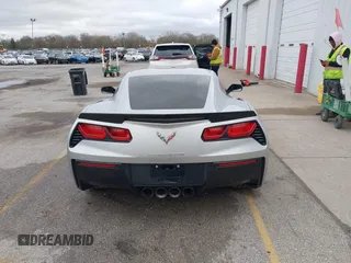 2015 Chevrolet Corvette Z51 3LT z VIN 1G1YM2D74F5114985, wystawiony jako IAAI lot #42077336 z przebiegiem 52 965 mil mil oraz . Historia ofert i sprzedaży dostępna na DreamBid. Obrazek 17.