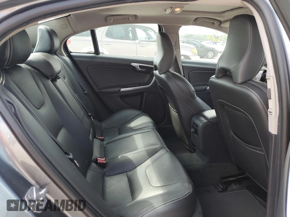 2018 Volvo S60 Dynamic z VIN YV126MFL4J2452338, wystawiony jako Copart lot #72517124 z przebiegiem 70 668 mil mil oraz Czysty tytuł • Clean title. Historia ofert i sprzedaży dostępna na DreamBid. Obrazek 10.