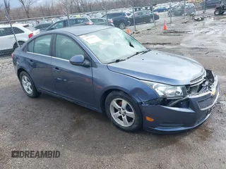 2014 Chevrolet Cruze 1LT z VIN 1G1PC5SB4E7250561, wystawiony jako IAAI lot #41836093 z przebiegiem 90 794 mil mil oraz . Historia ofert i sprzedaży dostępna na DreamBid. Obrazek 1.