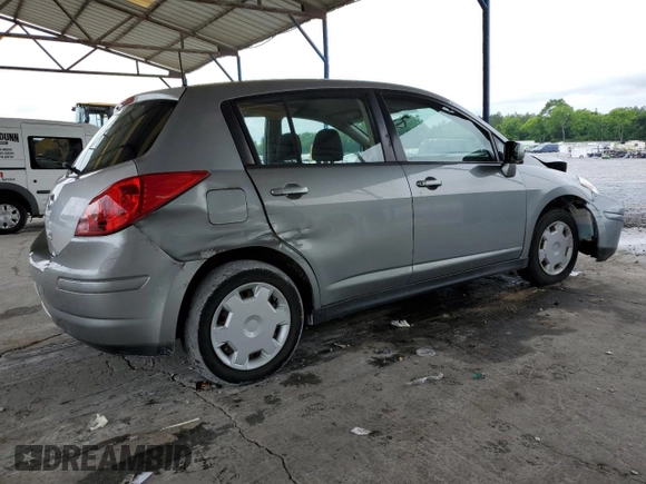2008 Nissan Versa S z VIN 3N1BC13EX8L444176, wystawiony jako Copart lot #55516445 z przebiegiem 135 005 mil mil oraz Szkoda całkowita • Salvage title. Historia ofert i sprzedaży dostępna na DreamBid. Obrazek 3.