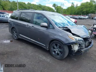 2015 Toyota Sienna SE z VIN 5TDXK3DC2FS559232, wystawiony jako IAAI lot #42341965 z przebiegiem 130 732 mil mil oraz . Historia ofert i sprzedaży dostępna na DreamBid. Obrazek 1.