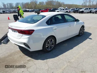2024 Kia Forte LX z VIN 3KPF24AD6RE786274, wystawiony jako IAAI lot #42108741 z przebiegiem 5 923 mil mil oraz . Historia ofert i sprzedaży dostępna na DreamBid. Obrazek 4.