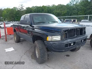 1998 Dodge 1500 z VIN 1B7HF13Z5WJ170522, wystawiony jako IAAI lot #42247039 z przebiegiem 287 461 mil mil oraz . Historia ofert i sprzedaży dostępna na DreamBid. Obrazek 1.
