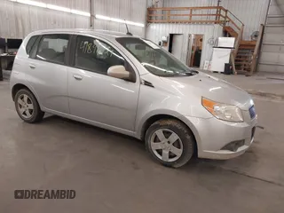 2011 Chevrolet Aveo 1LT z VIN KL1TD6DE5BB147150, wystawiony jako IAAI lot #41891729 z przebiegiem 211 450 mil mil oraz . Historia ofert i sprzedaży dostępna na DreamBid. Obrazek 1.