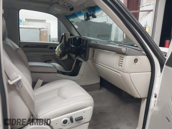 2006 Cadillac Escalade EXT z VIN 3GYEK62NX6G127722, wystawiony jako IAAI lot #41802667 z przebiegiem 127 581 mil mil oraz . Historia ofert i sprzedaży dostępna na DreamBid. Obrazek 5.