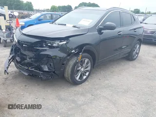 2023 Buick Encore GX Select z VIN KL4MMDSL6PB037101, wystawiony jako IAAI lot #39448386 z przebiegiem Nie podano mil oraz . Historia ofert i sprzedaży dostępna na DreamBid. Obrazek 2.