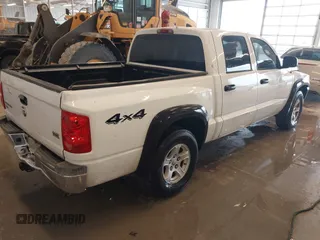2005 Dodge Dakota SLT with VIN 1D7HW48N05S195964, listed as a IAAI auction lot 41508687 with 226,285 mi miles. Bid and sale history available at carsss.com. Image 4.